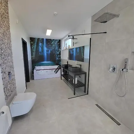 Robson I Sauna, Jacuzzi