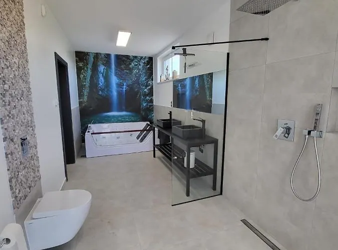 Robson I Sauna, Jacuzzi